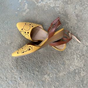 White mountain mustard yellow pointy toe sandals with ankle strap women’s size 7